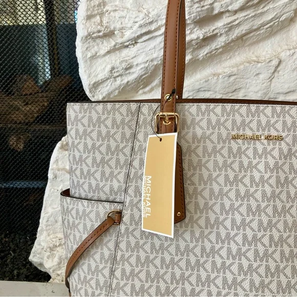 Michael Kors Voyager Tote in vanilla and acorn colors - Picture 4 of 15